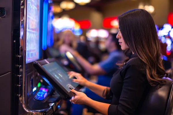 স্বর্ণমুদ্রা পরিবেষ্টিত এক স্লট রিলে জয়ী ‘সেভেন’ প্রতীকের নাটকীয় দৃশ্য—যা বড় জয়ের প্রতীক।