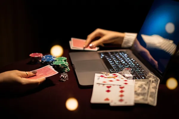 একটি উৎসবমুখর অনুষ্ঠানে স্মার্টফোন ব্যবহার করছেন একজন খেলোয়াড়—যা 7C777–এর সম্পূর্ণ মোবাইল-ফ্রেন্ডলি অভিজ্ঞতাকে তুলে ধরে।